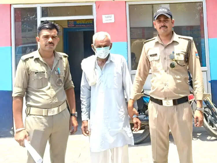 हत्या के प्रयास का आरोपित गिरफ्तार, गांव में फायरिंग कर फैला रहा था दहशत