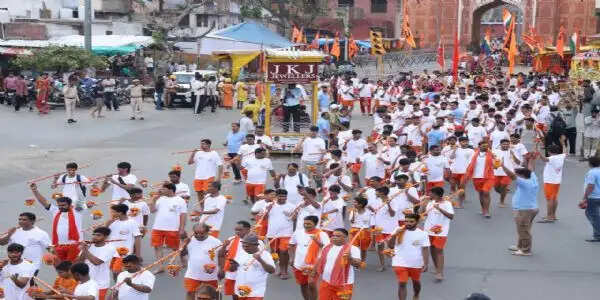 शिव भक्ति के रंग में रंगी छोटी काशी: गलता तीर्थ से उमड़ा कांवड़ियों का सैलाब