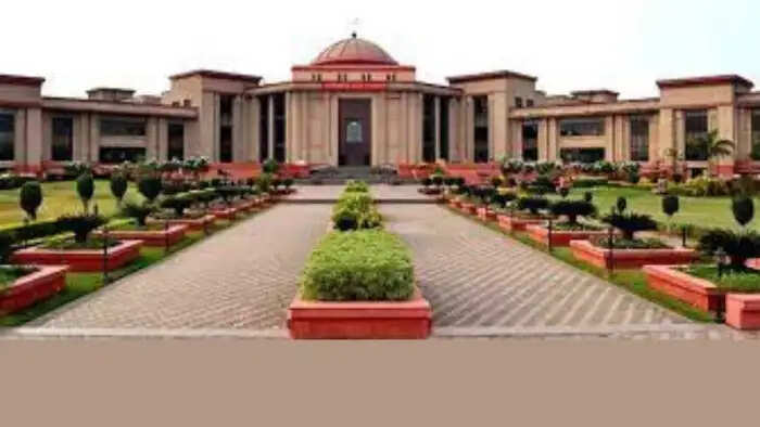 छत्तीसगढ़ के 15 से अधिक पूर्व व वर्तमान सांसदों और विधायकों के खिलाफ अदालतों में गंभीर आपराधिक मामले लंबित
