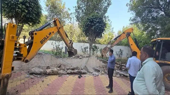 ग्वालियरः जिला प्रशासन की टीम ने दो स्थानों पर कार्रवाई कर सरकारी जमीन अतिक्रमण मुक्त कराई