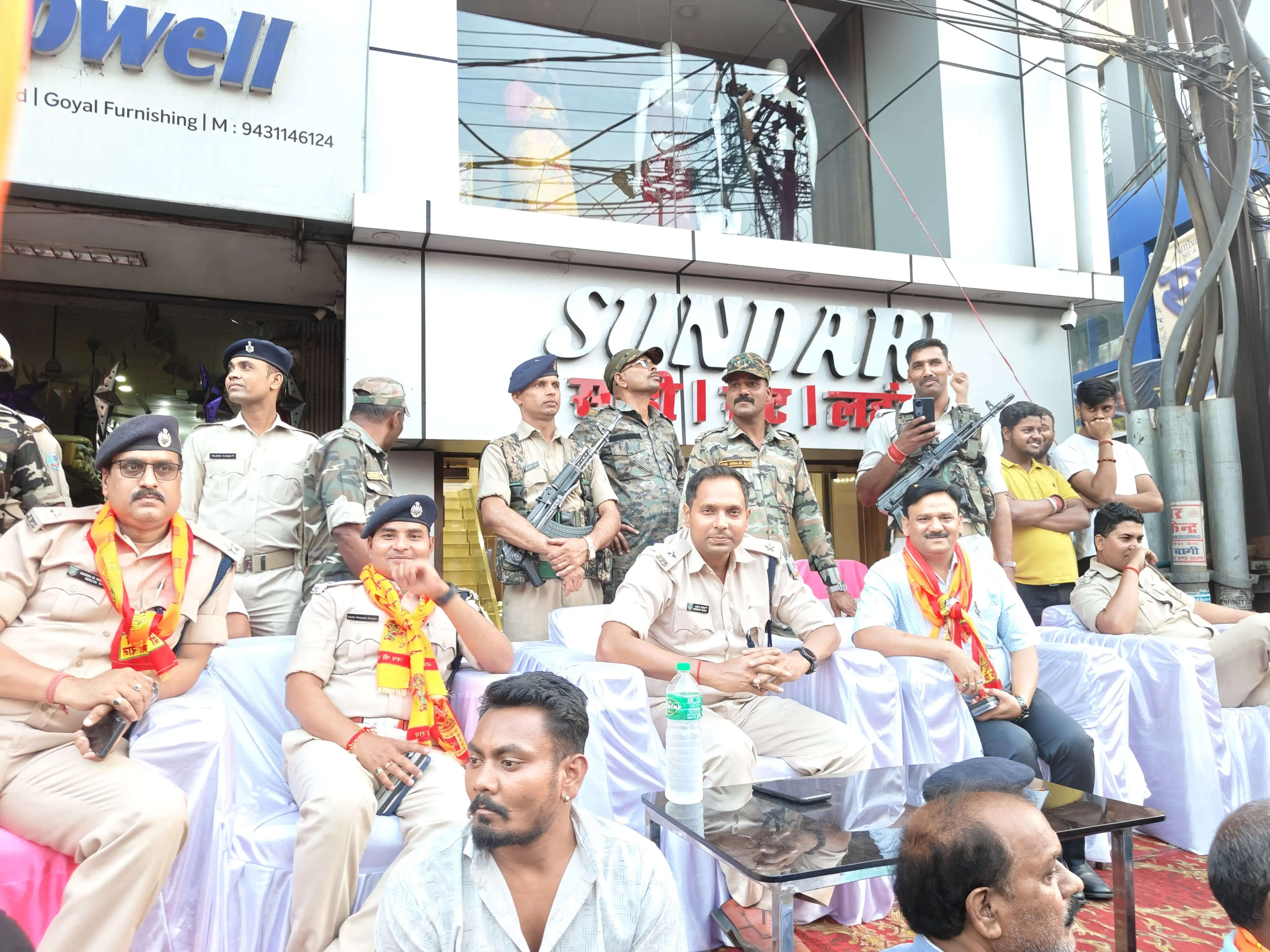 मंगला जुलूस में पारंपरिक अस्त्राें के साथ निकले भगवाधारी