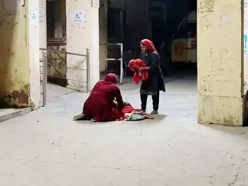 फरीदाबाद : सरकारी अस्पताल गेट पर हुई महिला की डिलीवरी