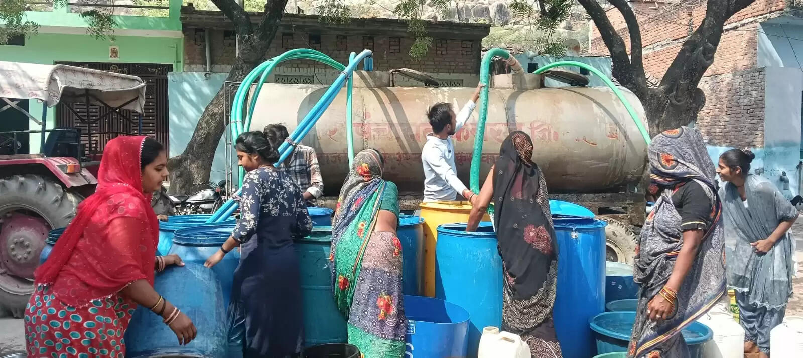 महोबा पत्थर मंडी में गहराया जल संकट, टैंकरों से हो रही पानी की आपूर्ति