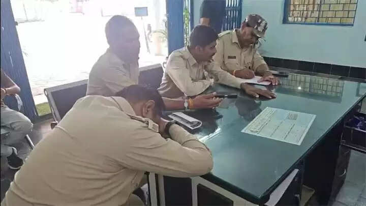 गरियाबंद के सोहागपुर बिट में अतिक्रमण हटाने पहुंचे वन कर्मियों को ग्रामीणों ने बंधक बनाया