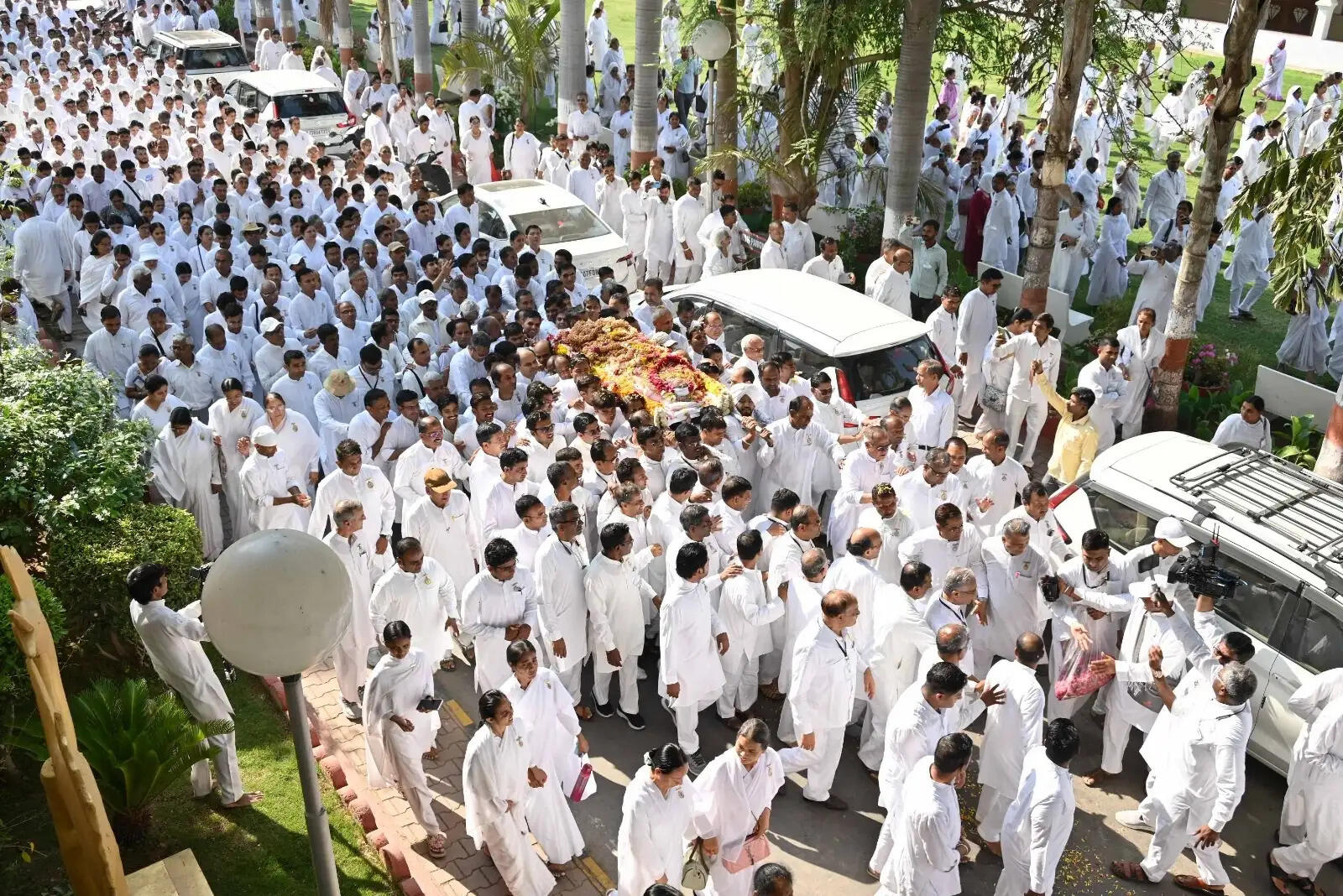 हजारों लोगों ने नम आंखों से दी विदाई, दादी रतनमोहिनी पंचतत्व में विलीन