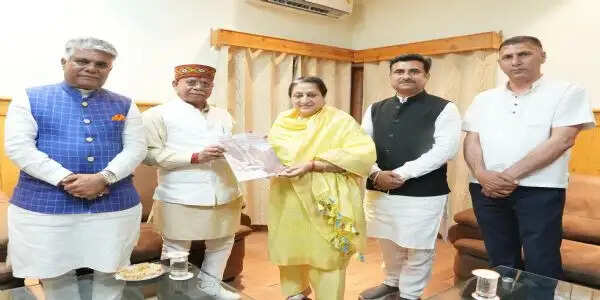 स्पीति घाटी के भू-स्तंभों पर राज्यपाल को भेंट किया मोनोग्राफ