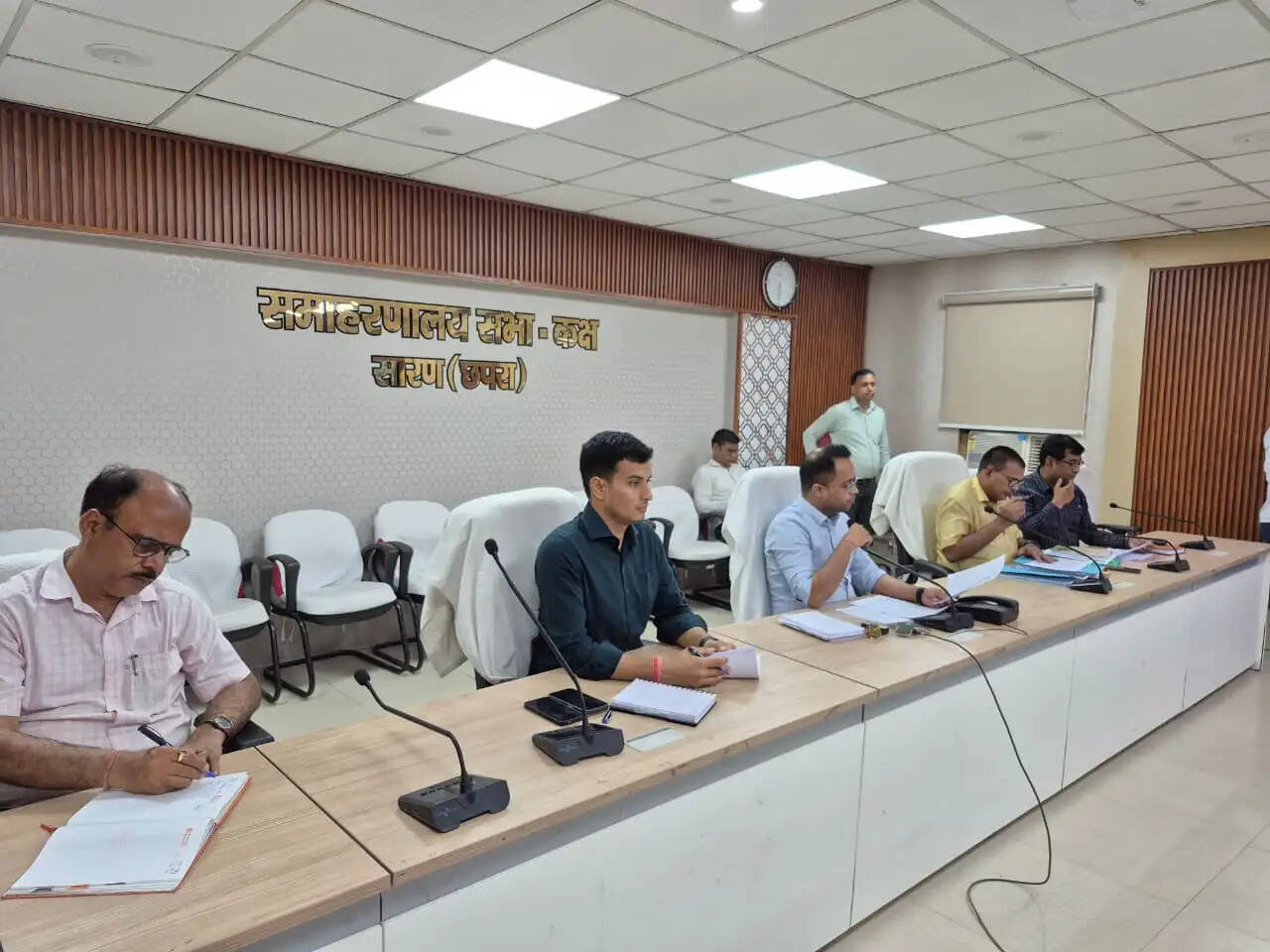 सारण में&nbsp;जनगणना ड्यूटी से गायब रहे 106 पंचायत सचिव को जिलाधिकारी ने वेतन काटने का दिया आदेश
