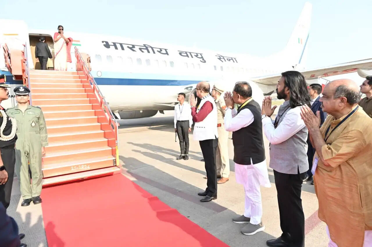 राष्ट्रपति द्रौपदी मुर्मु छत्तीसगढ़ प्रवास के पश्चात रायपुर से हुईं रवाना