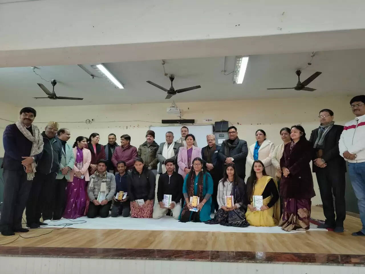 अटल जी की कविताओं में दिखती है भारतीय दर्शन की झांकी : डॉ कलीम कैसर