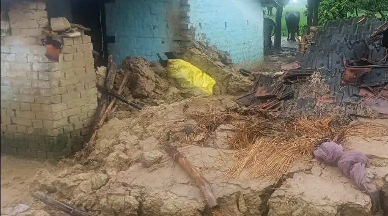 बारिश के दौरान गिरी मिट्टी की दीवार, मलबे में दबने से 6 वर्षीय बच्ची की मौत, दादा घायल