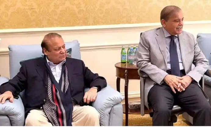 पाकिस्तान के प्रधानमंत्री शहबाज शरीफ चिकित्सा जांच कराने लंदन पहुंचे