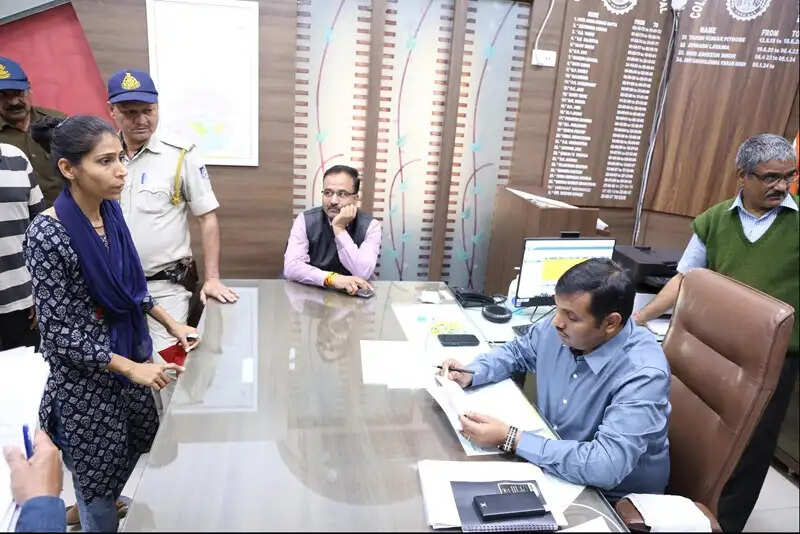 जनसुनवाई में कलेक्टर ने सुनी आवेदकों की समस्याएं, शीघ्र निराकरण के दिए निर्देश