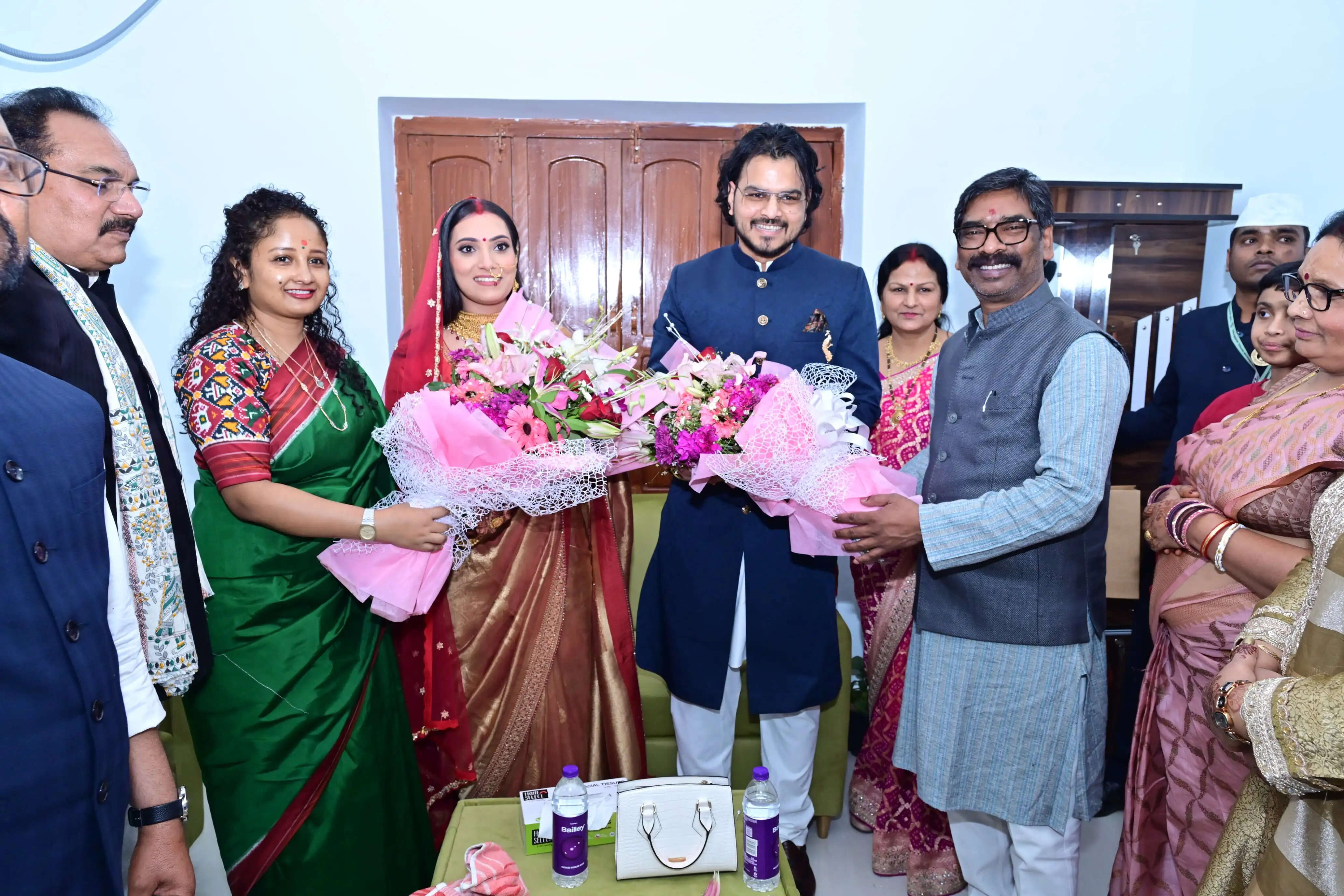 मुख्यमंत्री हेमन्त सोरेन पत्नी कल्पना सोरेन संग विवाह समारोह में हुए शामिल, नवदंपति को दिया आशीर्वाद