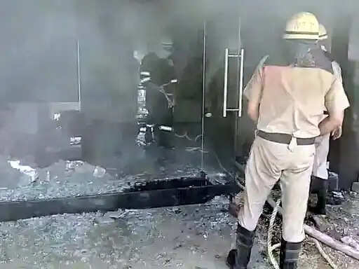 फरीदाबाद : शार्ट सर्किट से चश्मे की दुकान में लगी आग