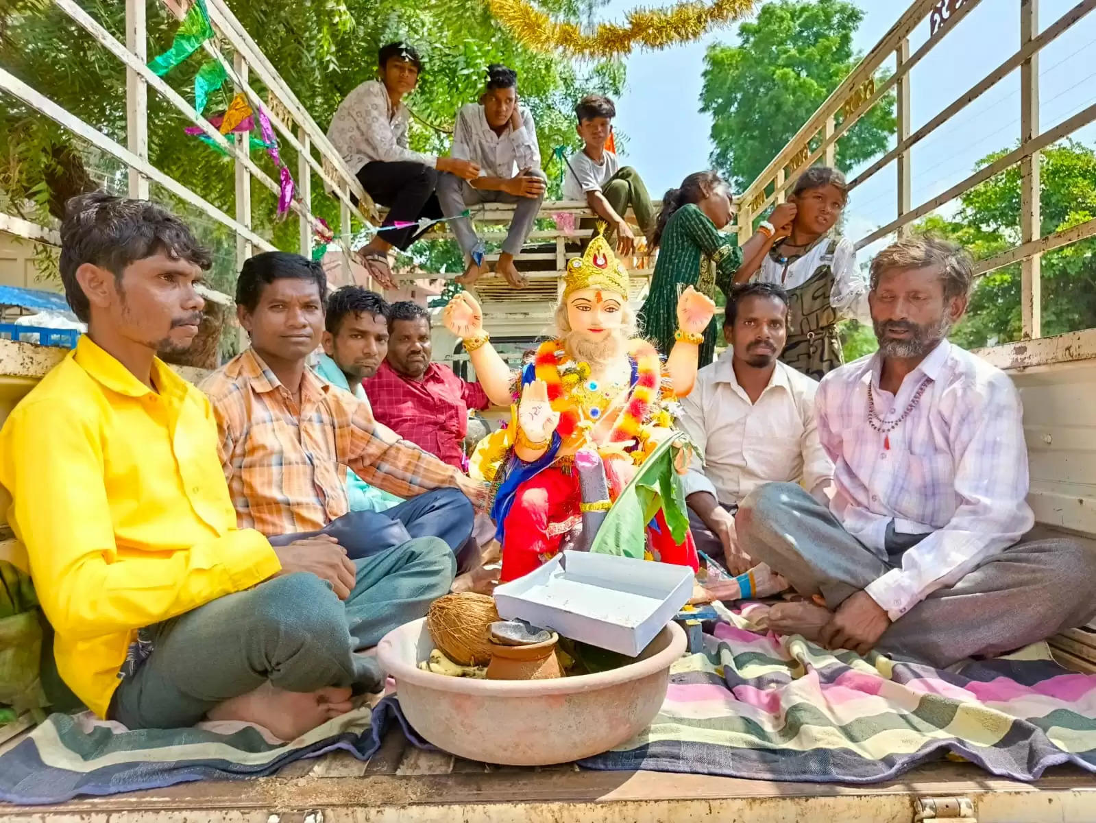 हवन पूजन के बाद विश्वकर्मा मूर्ति का हुआ विसर्जन, हुई पूजा अर्चना