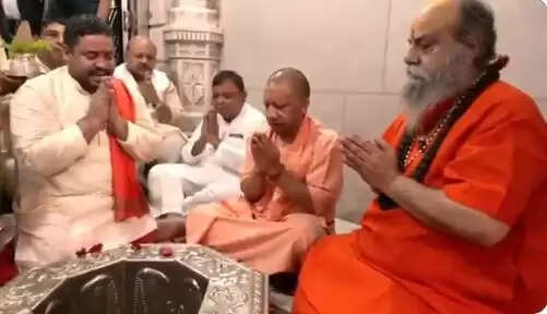 मुख्यमंत्री योगी ने गाजियाबाद के श्री दूधेश्वरनाथ महादेव मठ मंदिर में की पूजा अर्चना