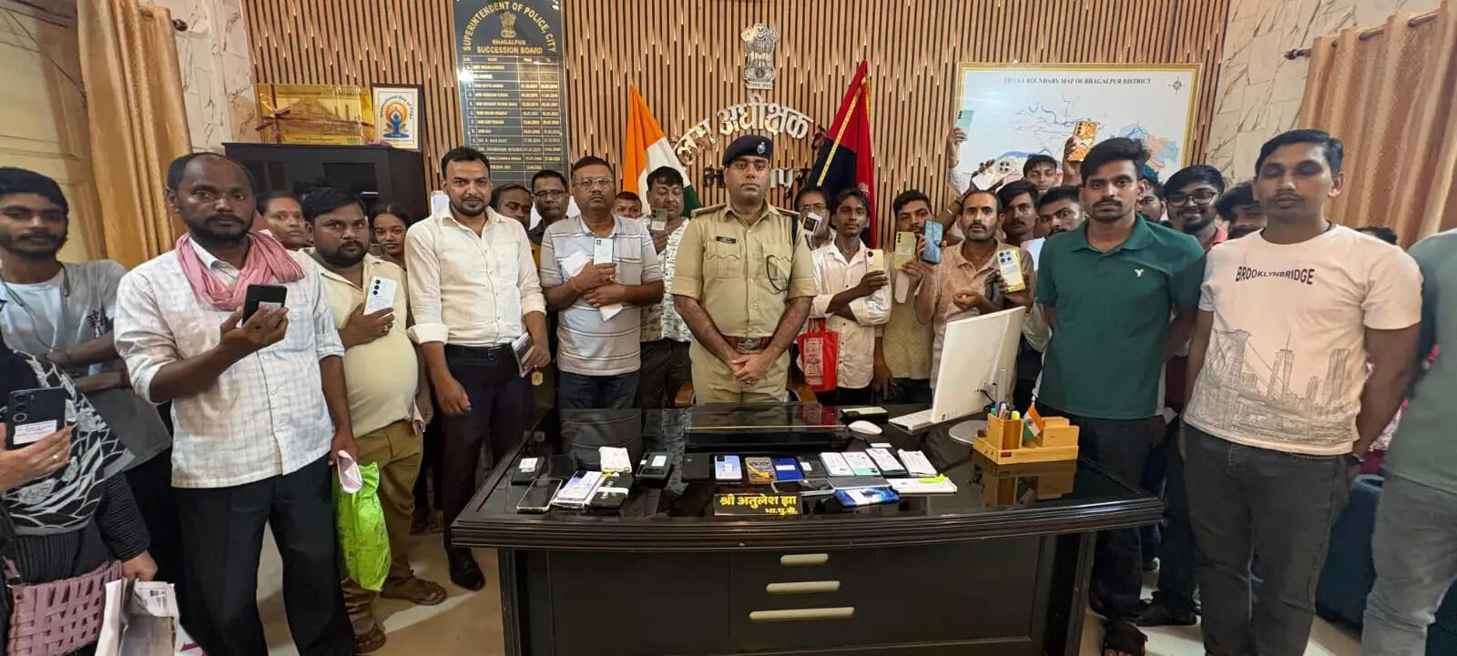भागलपुर पुलिस ने लौटाए 60 मोबाइल, 14 लाख रुपये के फोन मालिकों को किए सुपुर्द