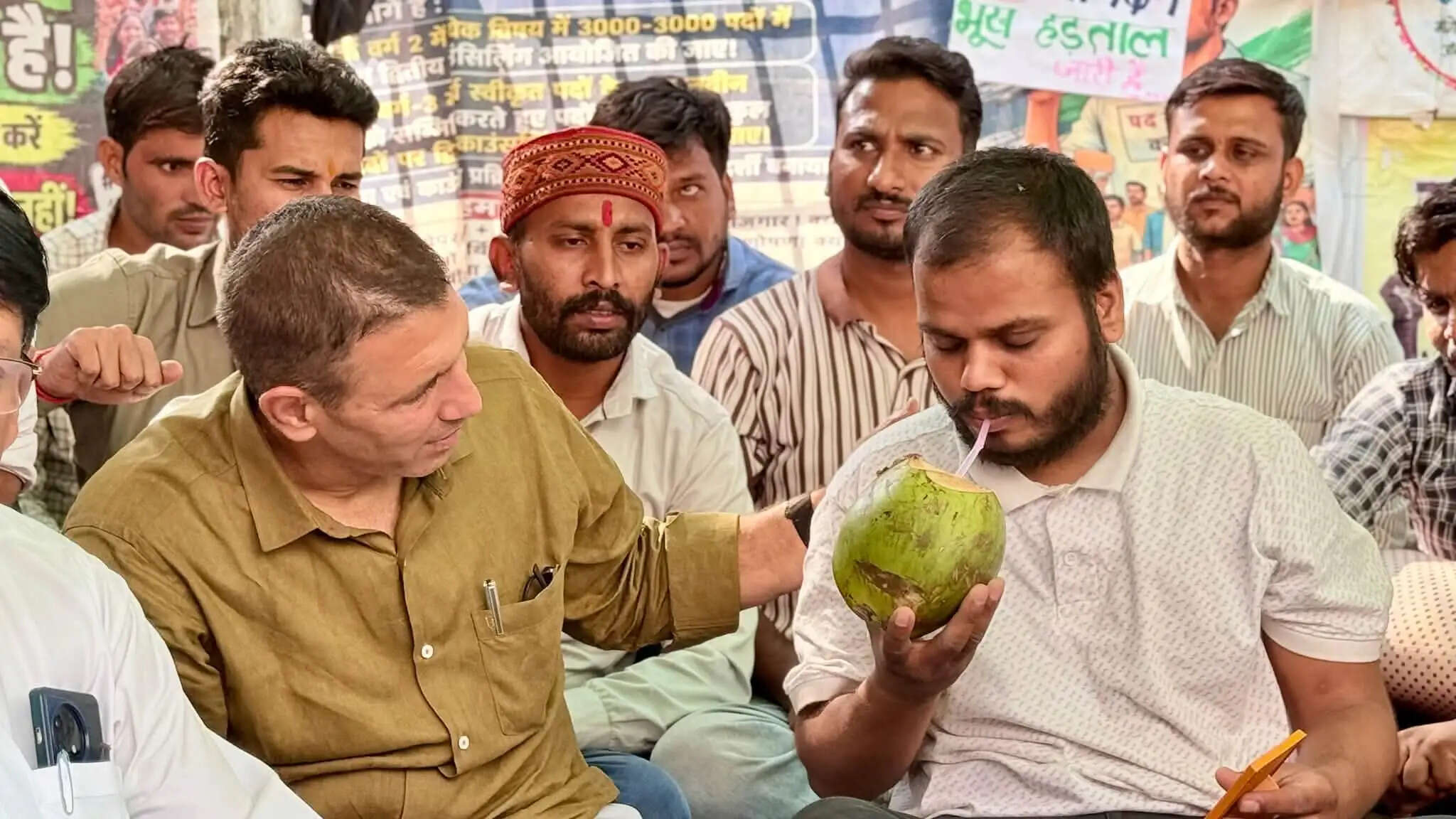 भोपाल&nbsp;में&nbsp;18 दिन से&nbsp;जारी&nbsp;शिक्षक अभ्यर्थियों की भूख हड़ताल खत्म, जीतू पटवारी ने नारियल पानी पिलाकर कराया अनशन समाप्त