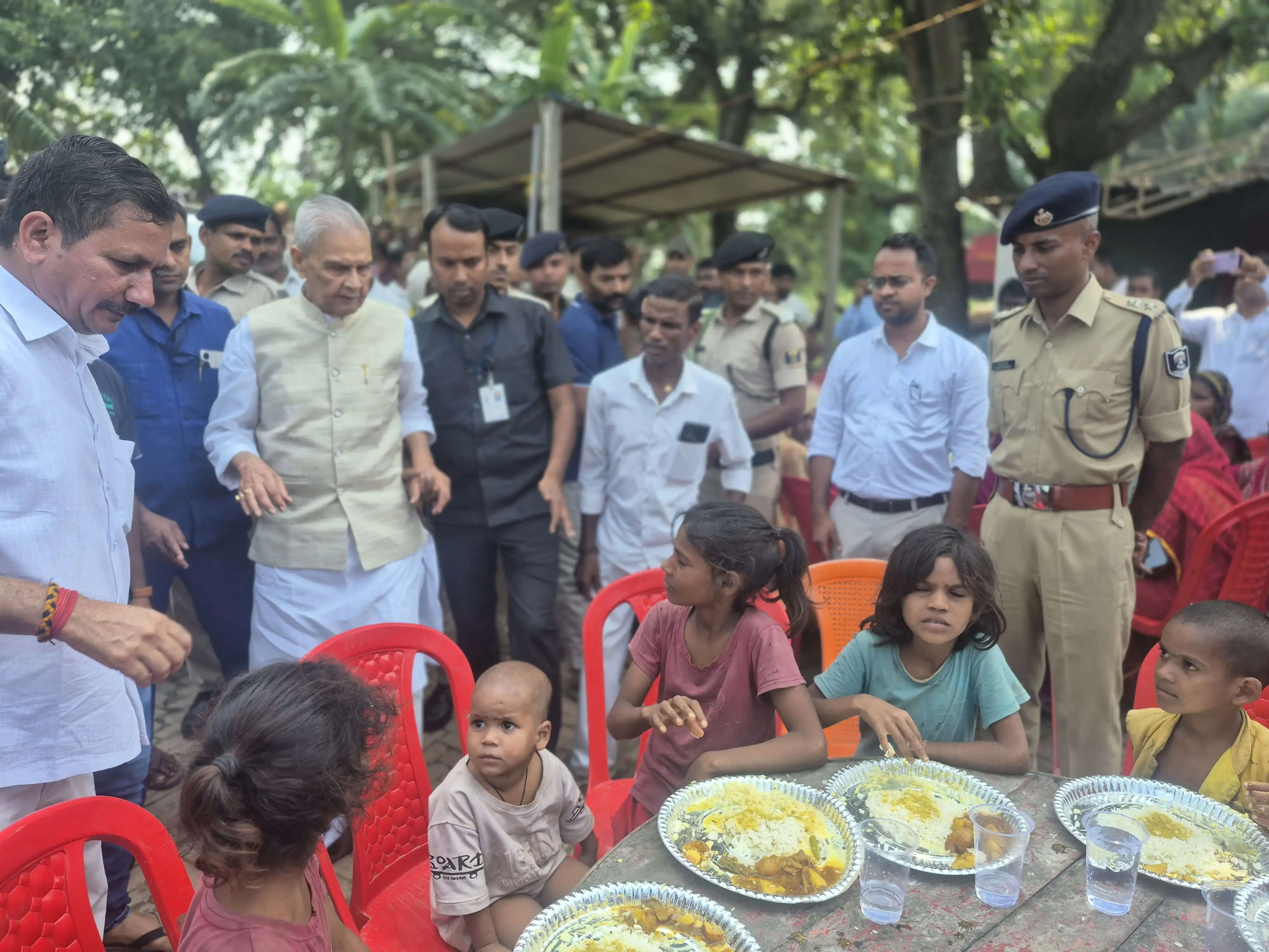 उप मुख्यमंत्री ने सारण तटबंध पर सामुदायिक किचेन एवं स्वास्थ्य कैंप का किया निरीक्षण
