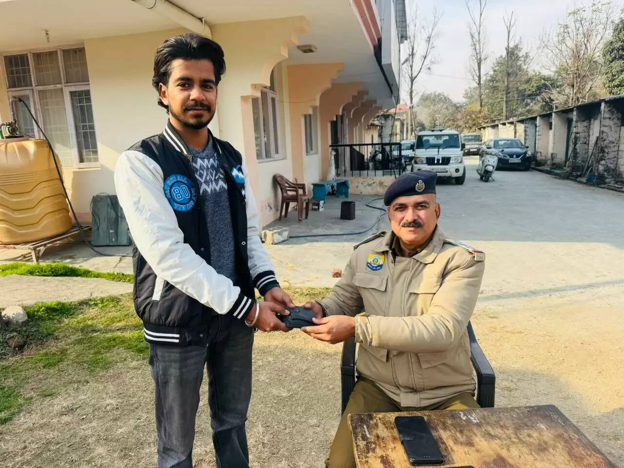 ईमानदारी अभी ज़िंदा है! पंडोह के पार्थ वर्मा ने सड़क पर मिला पर्स पुलिस को सौंपकर जीता दिल