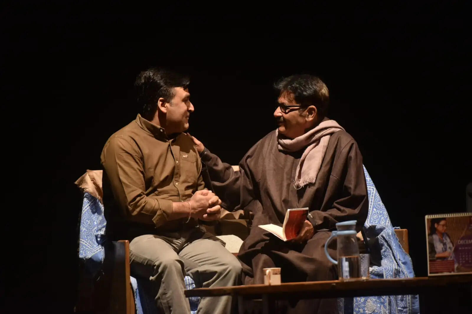 गेयटी थिएटर में ‘डेढ़ इंच ऊपर’ का मंचन, अकेलेपन के दर्द ने दर्शकों को किया भावुक