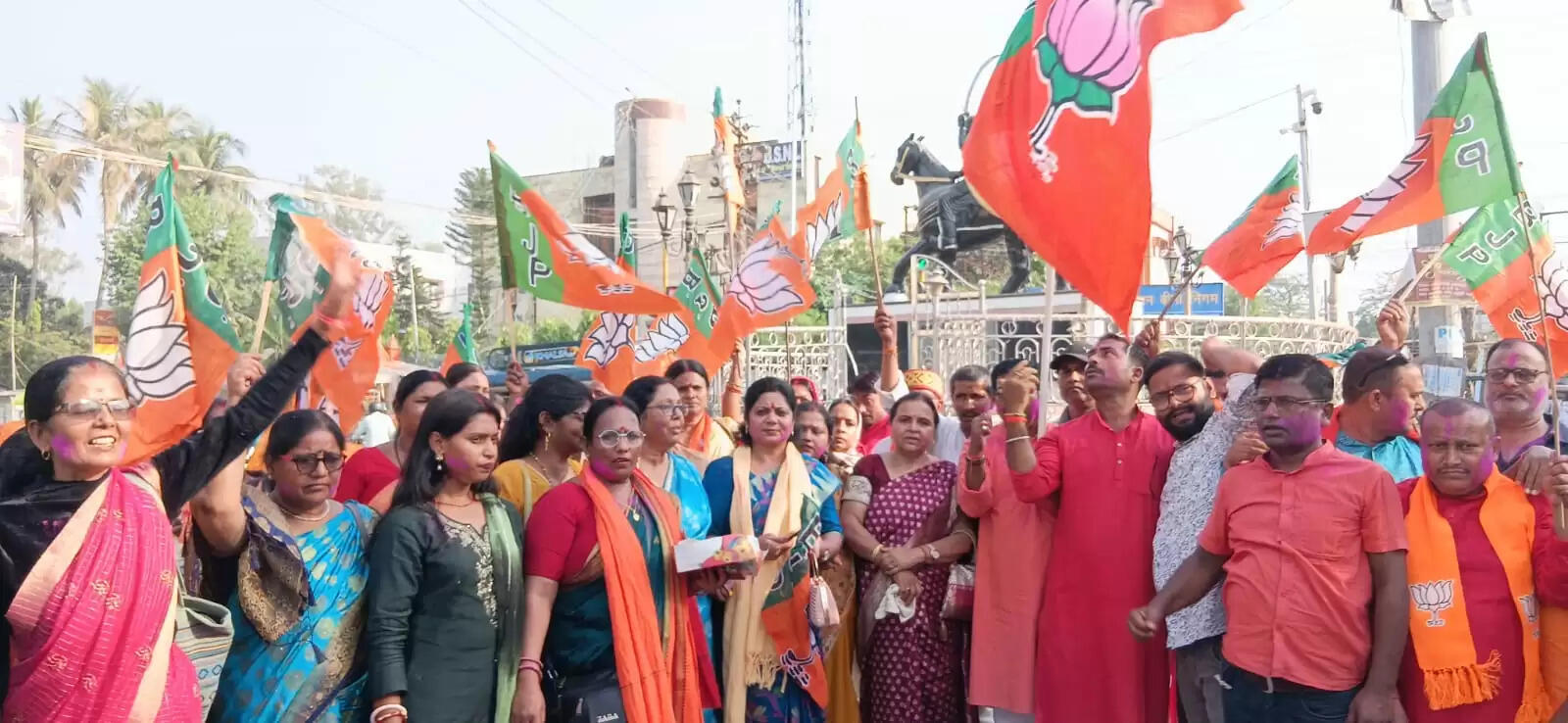 भाजपा मुख्यमंत्री बनने की खुशी में कार्यकर्ताओं ने मनाया जश्न