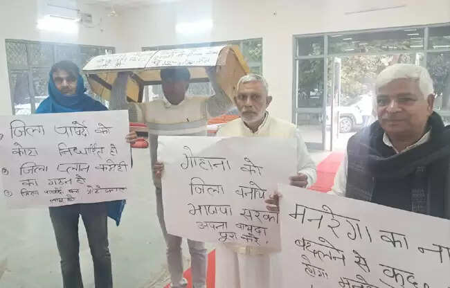 सोनीपत&nbsp;में&nbsp;पीएम&nbsp;आवास&nbsp;योजना&nbsp;के&nbsp;मकान&nbsp;अधूरे,&nbsp;पार्षद&nbsp;ने&nbsp;किया&nbsp;प्रदर्शन