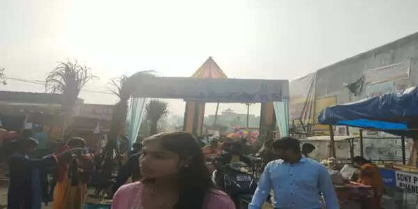 कार्तिक पूर्णिमा पर सैकड़ों लोगों ने स्वर्णरेखा नदी में लगाई आस्था की डुबकी