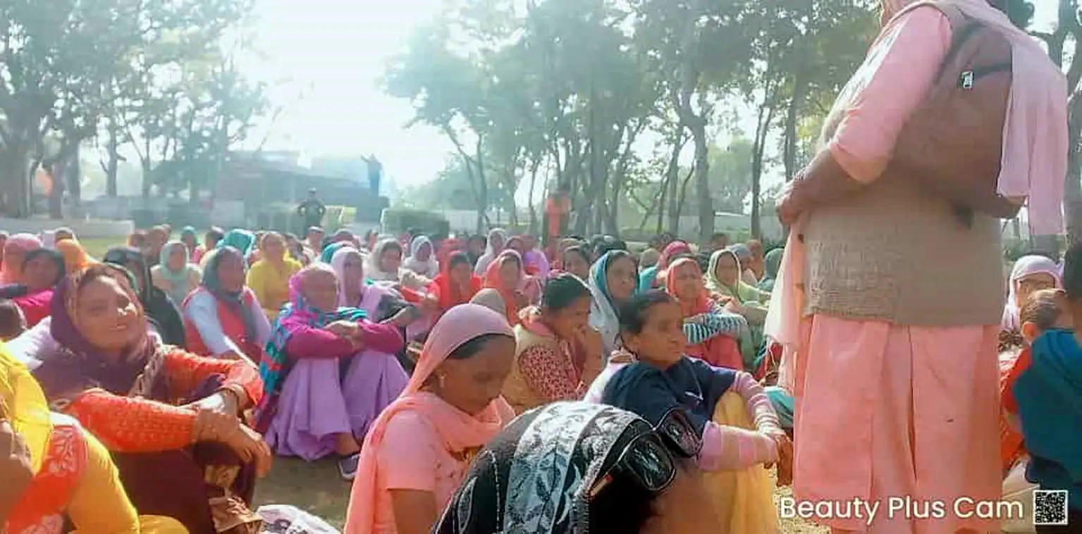 फतेहाबाद: मांगों को लेकर आंगनबाड़ी वर्करों एवं हेल्परों ने जिला मुख्यालय पर किया प्रदर्शन