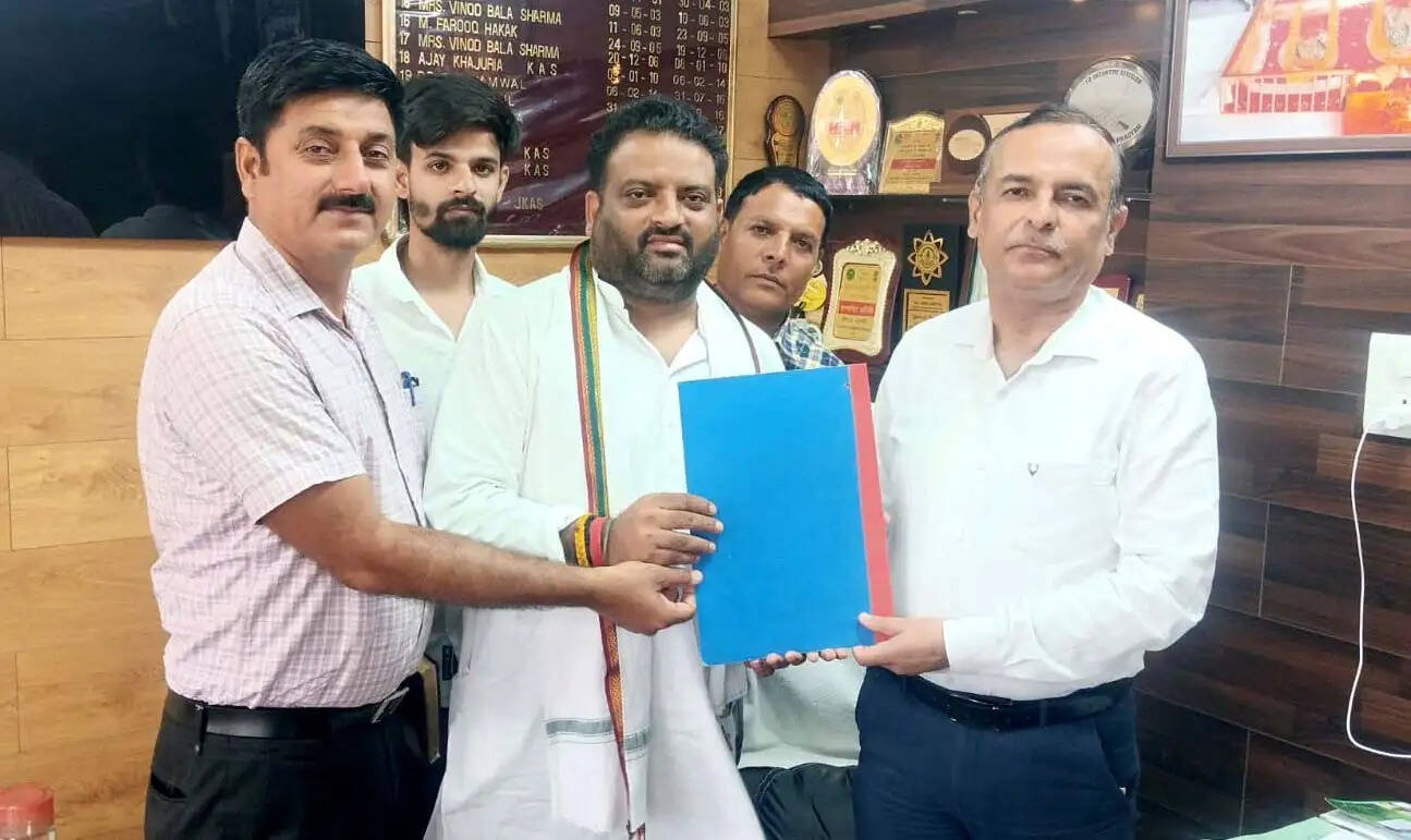 जेकेपीसीसी किसान कांग्रेस ने कृषि निदेशक को सौंपा ज्ञापन