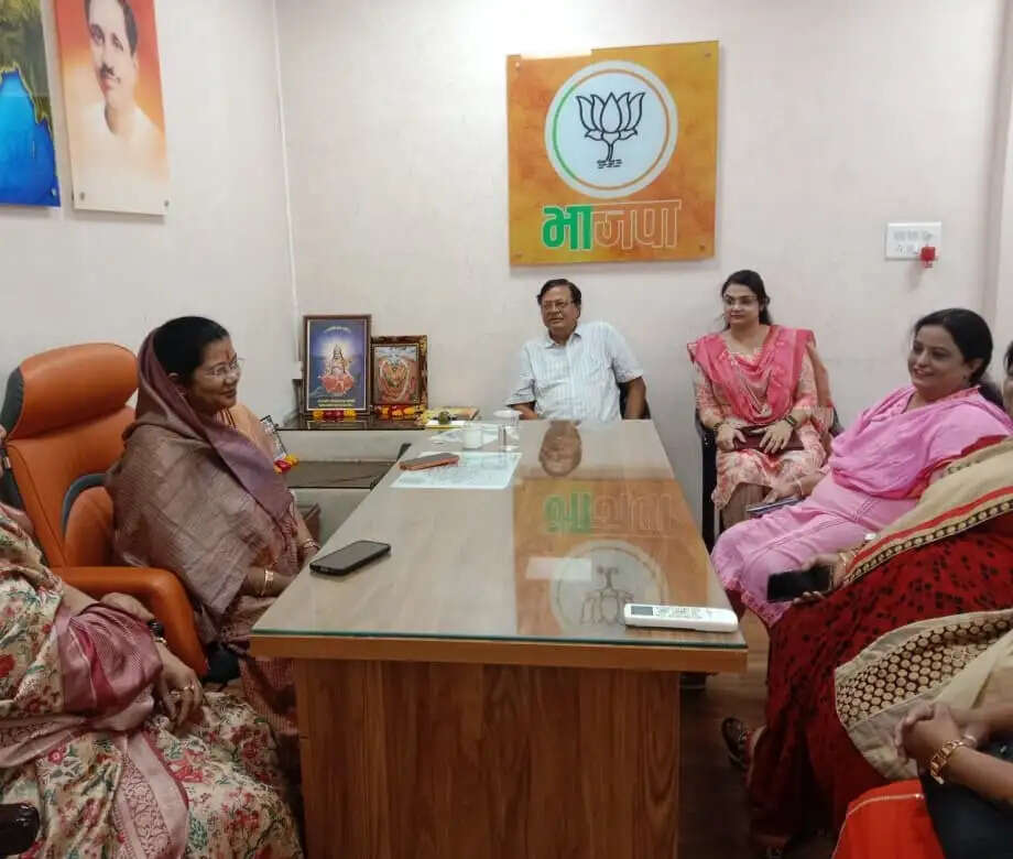 भाजपा प्रदेश कार्यालय में कैबिनेट मंत्री संपतिया उइके ने सुनीं कार्यकर्ताओं की जनसमस्याएं