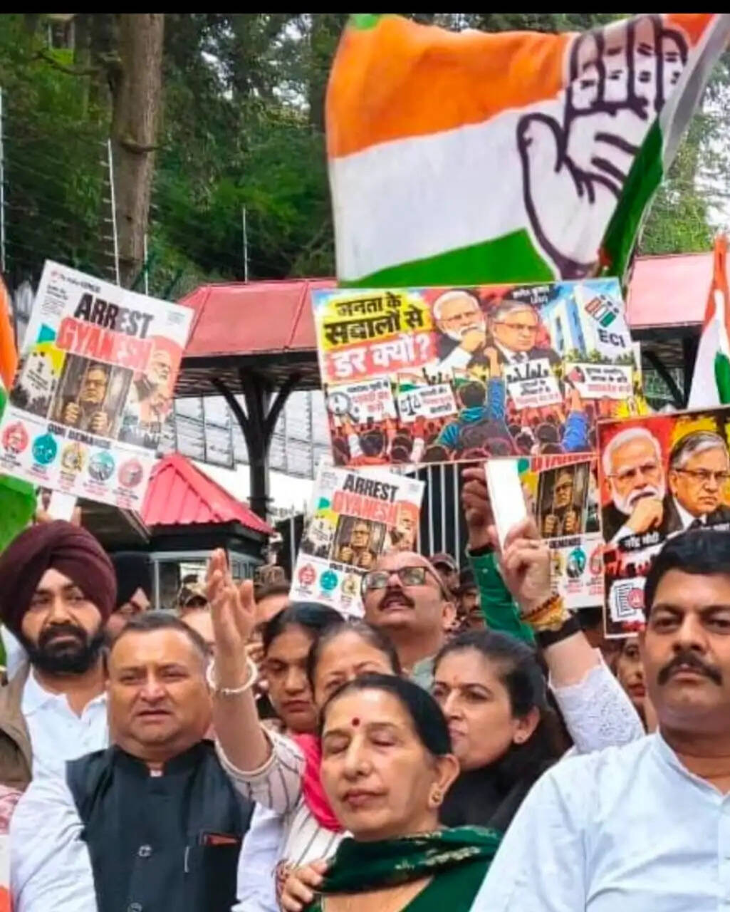 कांग्रेस ने मनाया काला दिवस, उपायुक्त कार्यालय के बाहर किया प्रदर्शन