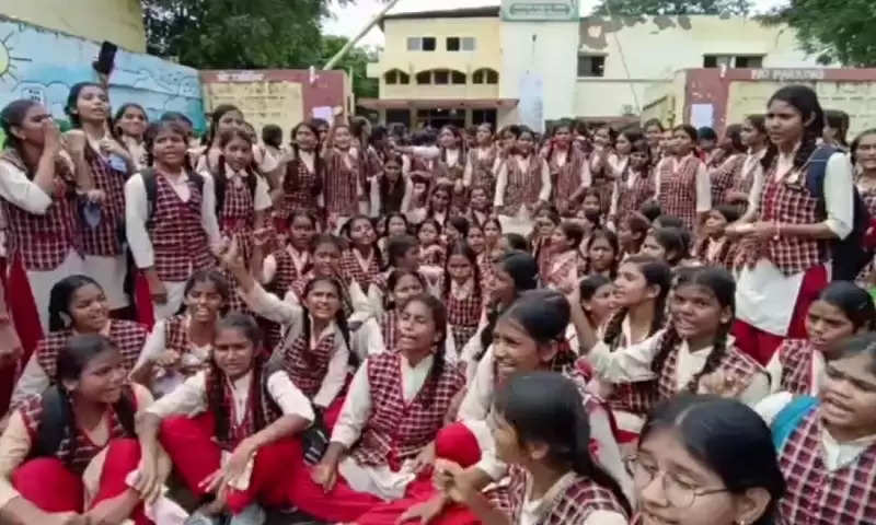 भोपालः सरोजिनी नायडू गर्ल्स स्कूल की छात्राओं ने किया प्रदर्शन, झाड़ू-पोंछा करवाने के लगाए आरोप