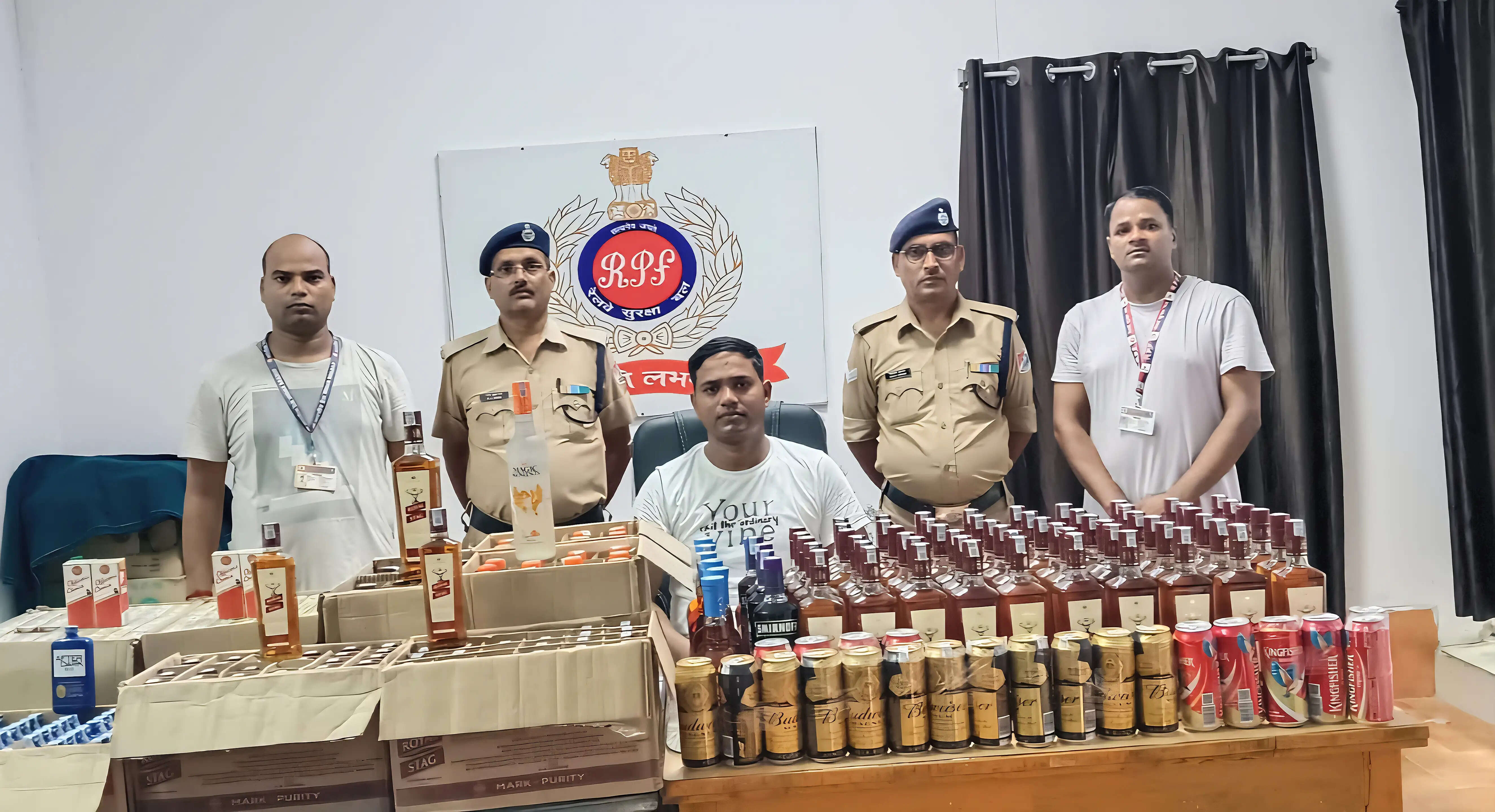 छपरा जंक्शन पर आरपीएफ और सीआईबी की संयुक्त कार्रवाई में 1.30 लाख रुपये की अवैध अंग्रेजी शराब बरामद