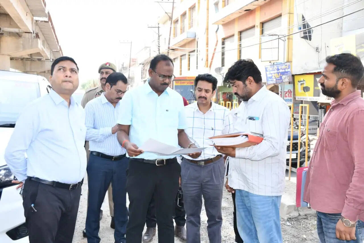 फिरोजाबाद की यातायात व्यवस्था होगी सुगम, 72.70 करोड़ से बन रहे सेतु का डीएम ने किया निरीक्षण