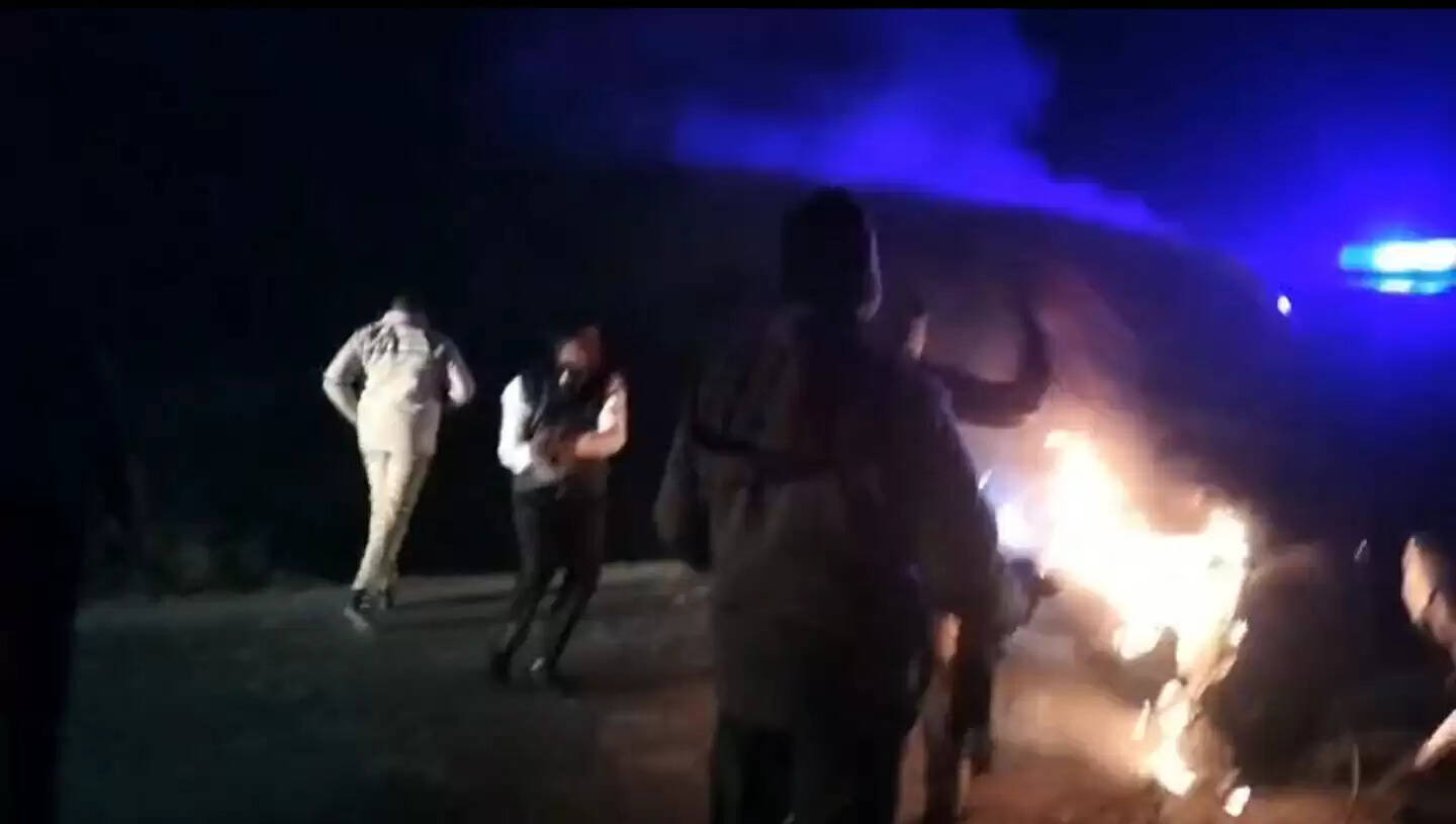 डायल 112 के वाहन में शॉर्ट सर्किट से लगी आग, ग्रामीणों की सूझबूझ से टला बड़ा हादसा।