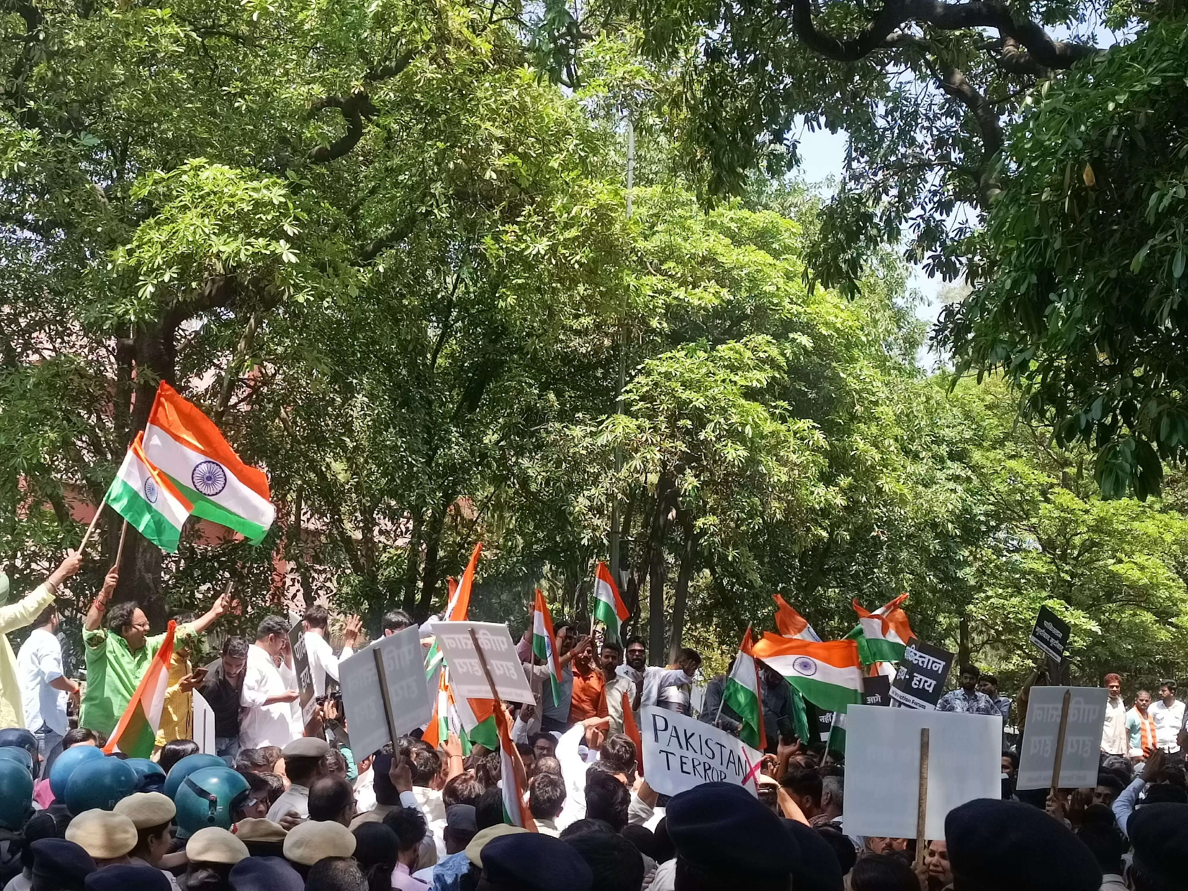 पहलगाम हमले को लेकर आक्रोश, दिल्ली के पाकिस्तान उच्चायोग के बाहर जमकर नारेबाजी