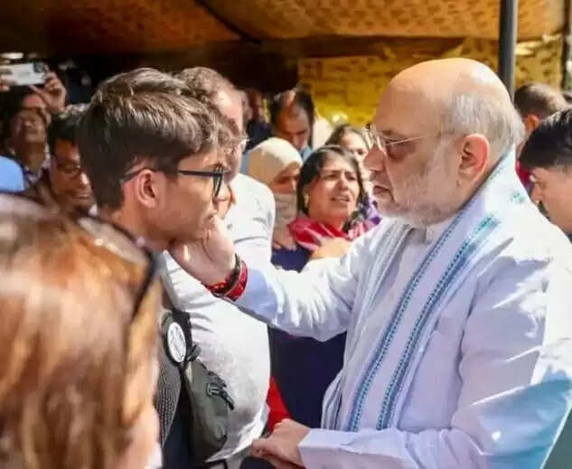 आंतकवादी हमले में मारे गए दिनेश मिरानिया की पत्नी और बच्चों से मिलकर अमित शाह ने दी सांत्वना