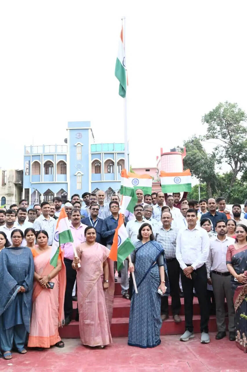 बक्सर में हर घर तिरंगा अभियान के तहत समाहरणालय में गूंजा राष्ट्रगान, डीएम ने किया हस्तकरघा वस्त्र अपनाने का आह्वान