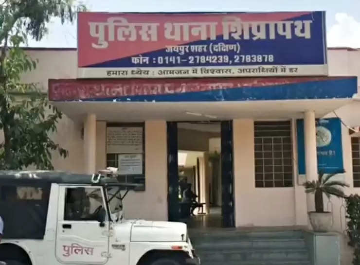 निर्माणाधीन भवन में मिला युवक का शव