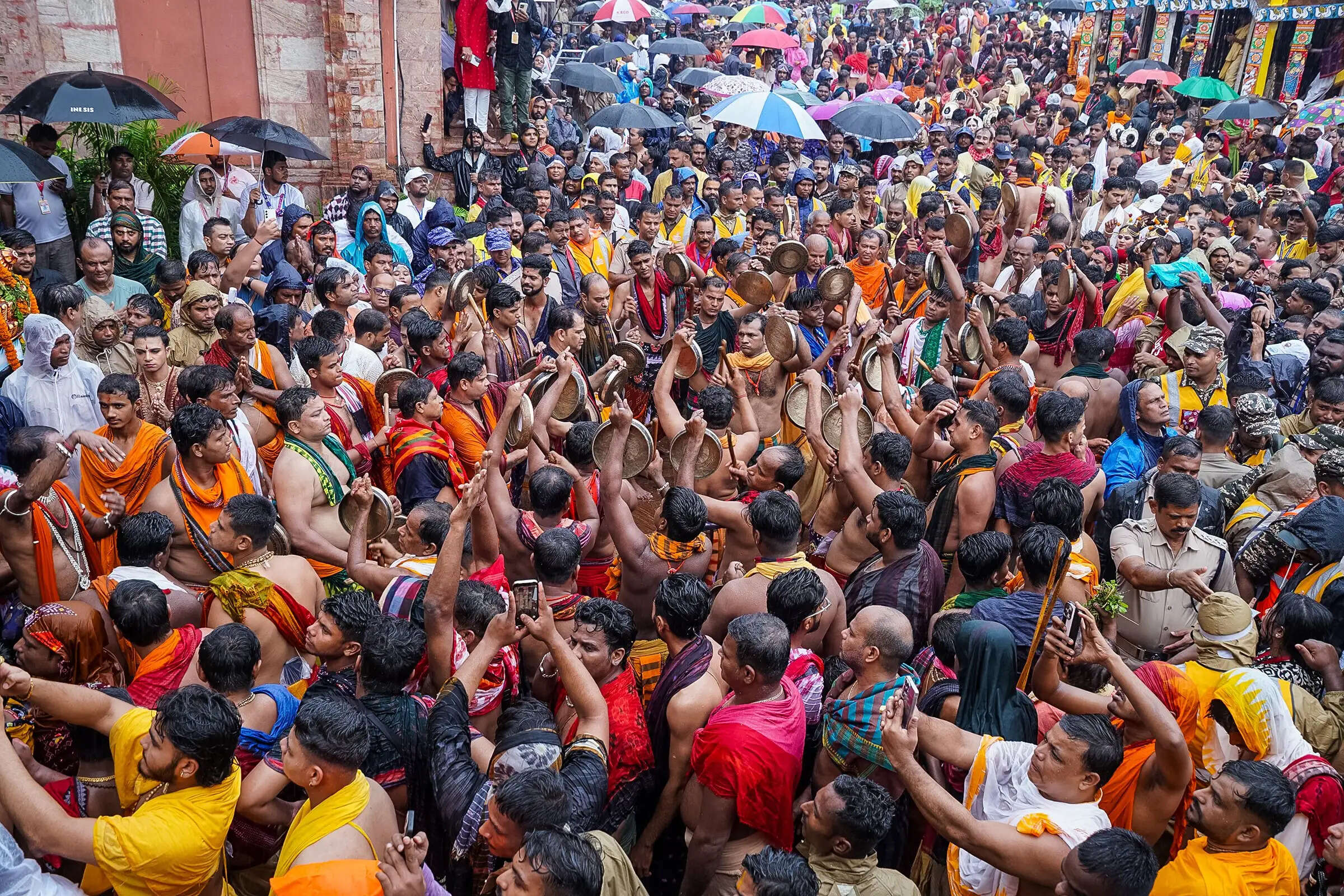 पुरी रथ यात्रा : पहंडी अनुष्ठान के साथ भगवान जगन्नाथ की भव्य यात्रा का शुभारंभ