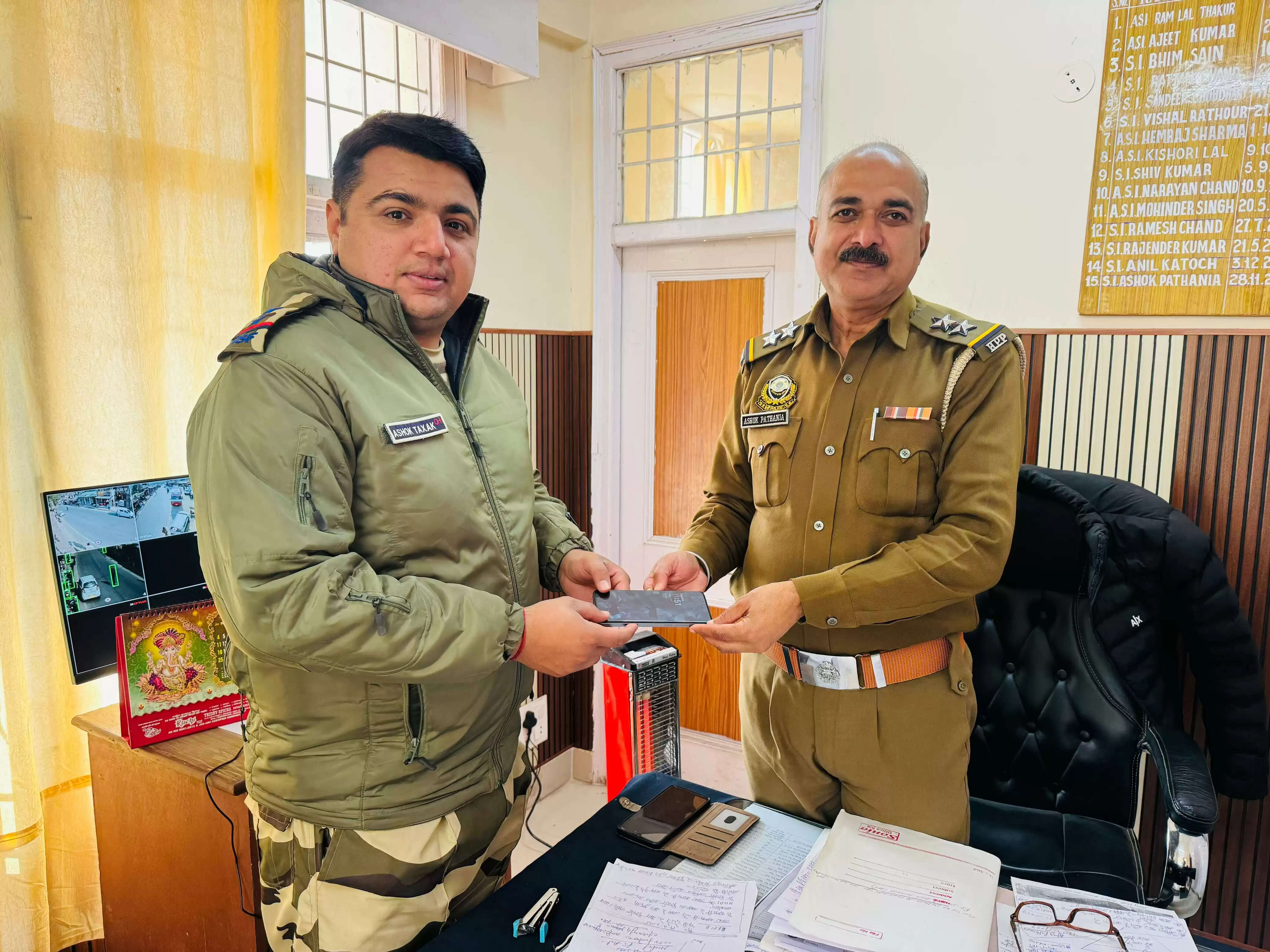 सीआईएसएफ जवान की ईमानदारी, खोया मोबाइल पर्यटक तक पहुंचाने की पहल