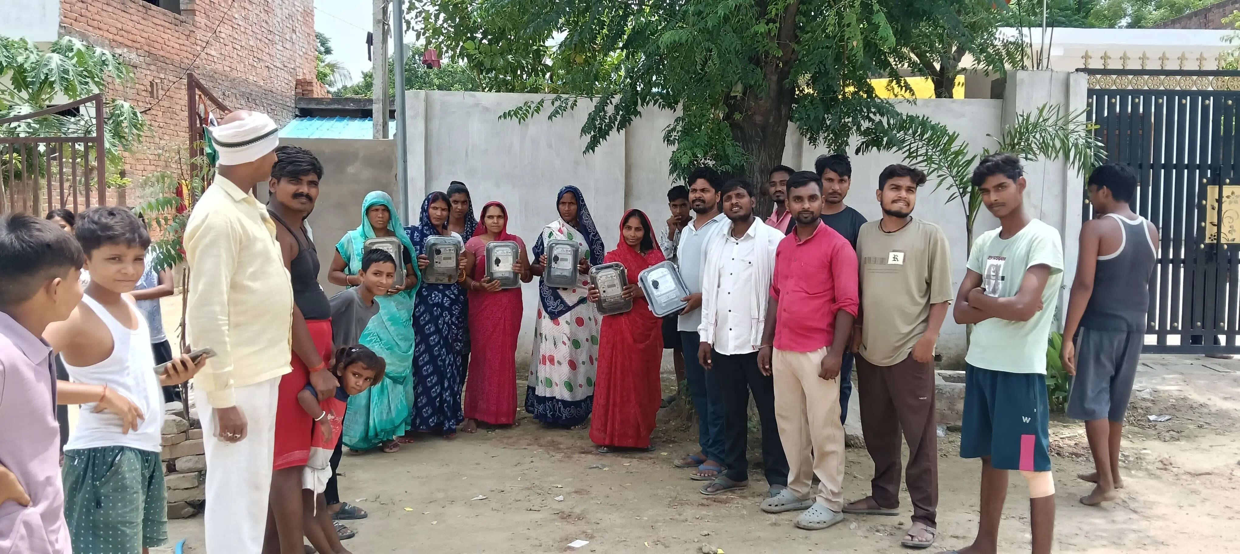जौनपुर : उचौरा गांव में विद्युत विभाग के खिलाफ जमकर विरोध प्रदर्शन