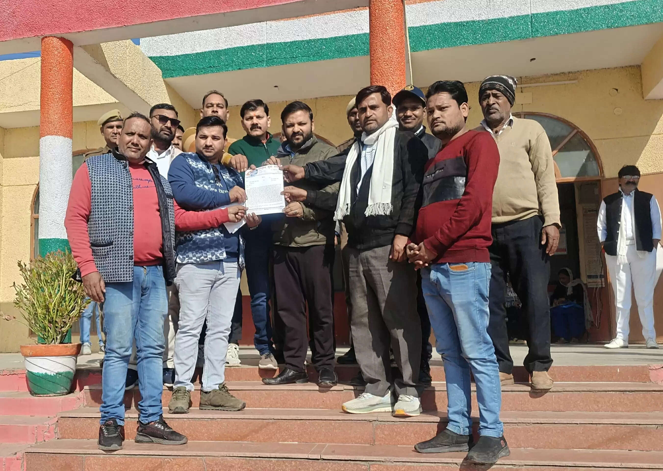 बांग्लादेश में हिंदू अल्पसंख्यकों पर अत्याचार के विरोध में राष्ट्रपति के नाम सौंपा ज्ञापन