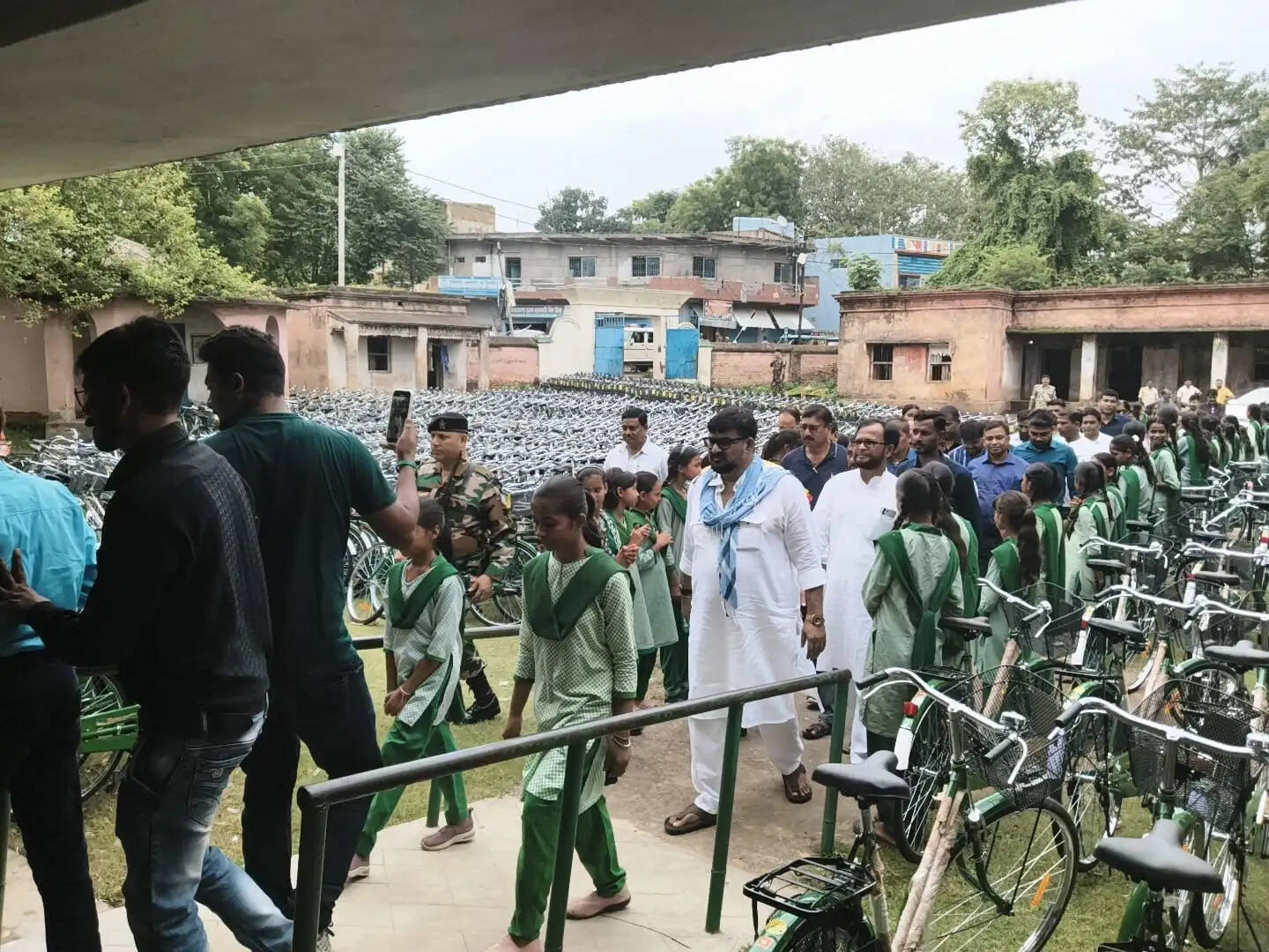 मंत्री ने 700 से अधिक छात्राओं के बीच किया साइकिल वितरण
