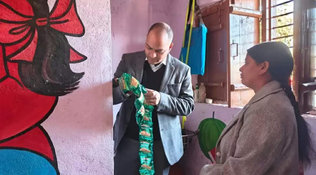 जिलाधिकारी ने सिमल्टा आंगनबाड़ी केंद्र का किया निरीक्षण