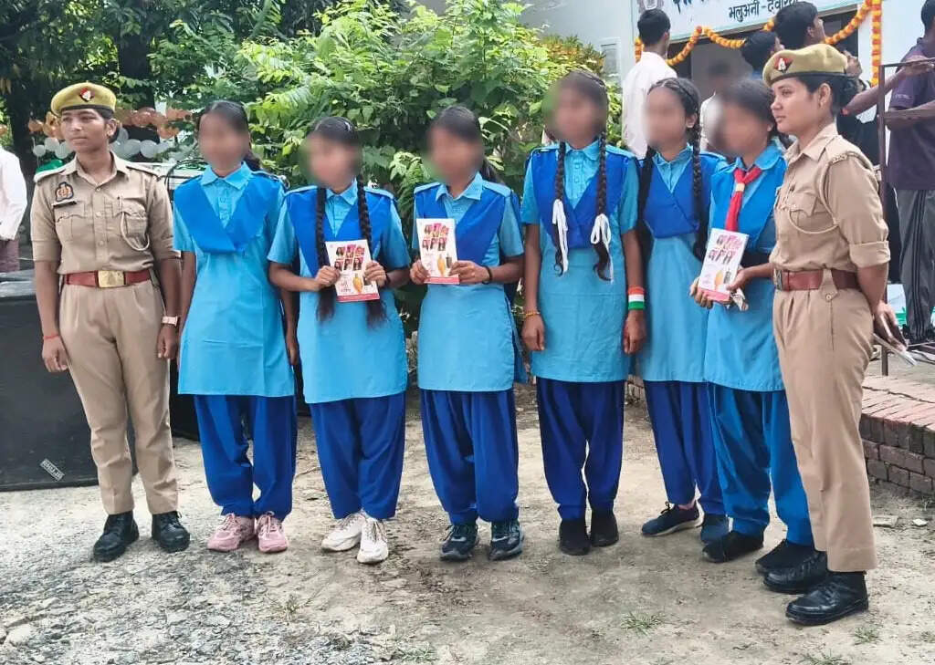 देवरिया : पुलिस का मॉर्निंग वॉकर्स से संवाद, बुजुर्गों को सुरक्षा का भरोसा, बालिकाओं को जागरूकता का संदेश