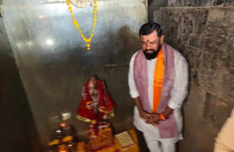 भोजशाला पहुंचे हैदराबाद के विधायक टी. राजा, मां वाग्देवी की महाआरती में हुए शामिल