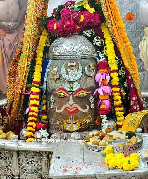 फिल्म&nbsp;अभिनेत्री तमन्ना भाटिया ने मां के साथ किए महाकाल के दर्शन,&nbsp;भस्म आरती में हुई शामिल