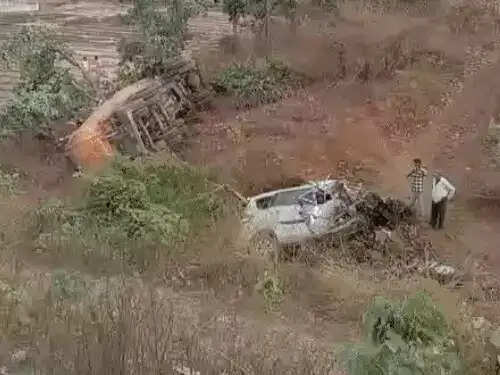 कार—ट्रक भिड़ंत में हीरा व्यापारी समेत दो की मौत